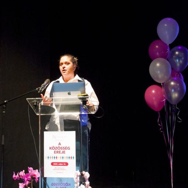 Judit Szekeres delivering a keynote at the Noi Valto Festival